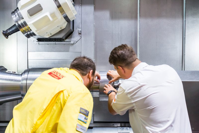 Das Service-Team von Sandvik Coromant steht Maschinenherstellern bei Werkzeugproblemen zur Seite. Bild: Sandvik