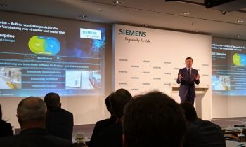 Klaus Helmrich, CEO von Siemens Digital Industries, stellte auf der SPS 2019 Digitalisierungslösungen für die Automatisierung. Bild: Kuhn