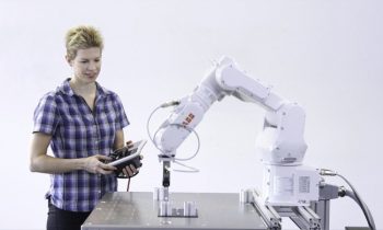 Die Roboterprogrammierung erfolgt einfach vor Ort mit dem abgesetzten Bedienteil (Bild: ABB).