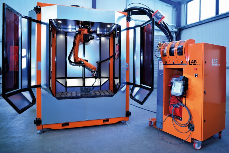 Bei der Schweiß-Kompaktzelle wird durch die Positionierung des Roboters an der Decke die Fläche bestmöglich genutzt (Bild: LAB-weld).
