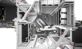 Das neue Robotersystem, adaptiert an zwei Bearbeitungszentren; Speichermodule sorgen für eine lange autonome Laufzeit (Bild: Hermle).