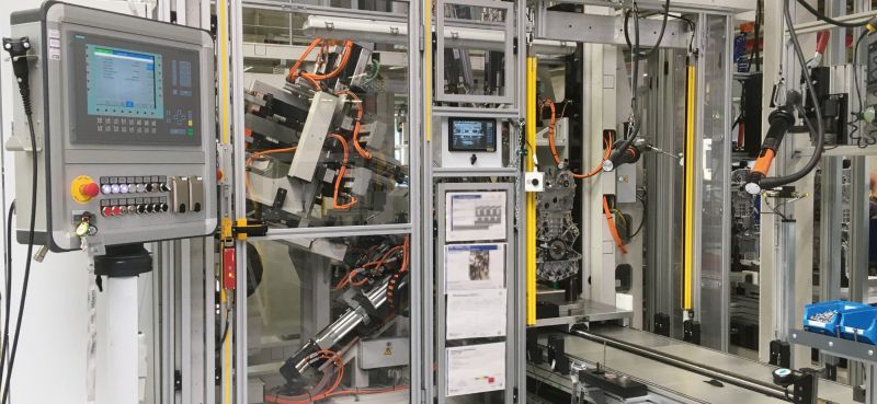 Das VW-Motorenwerk Chemnitz setzt an seiner Montagelinie für Drei- und Vierzylinder-Ottomotoren ein elektronisches Schlüsselsystem ein (Bild: Euchner).
