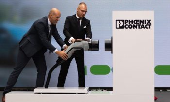 Michael Heinemann, CEO Phoenix Contact E-Mobility, und Dominik Mazur, Produktionsleiter in Rzeszów, steckten bei der Eröffnung symbolisch einen Ladestecker in die Ladedose (Bild: Phoenix Contact).