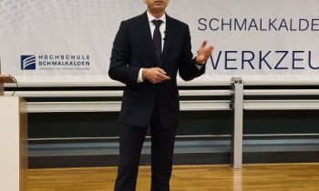 Das vorletzte Bild zeigt Prof. Dr.-Ing. Hans-Christian Möhring, Direktor des Instituts für Werkzeugmaschinen, Universität Stuttgart (Bild: Dlugosch).