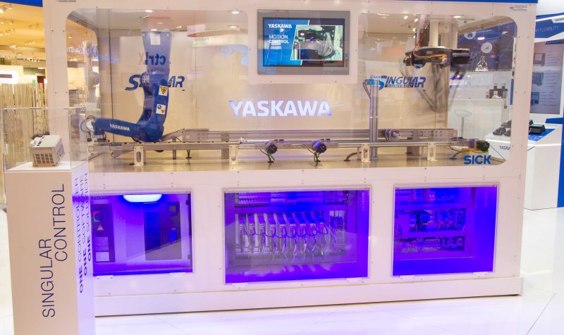 Eine Demozelle zeigt zudem, wie Maschinenbauer und Anwender Roboter einfacher in bestehende Architekturen implementieren können (Bild: Yaskawa).