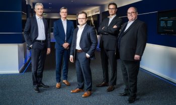 Übernehmen ab 2022 die Geschäftsführung: Karl Faulhaber (Mitte), Dr. Udo Haberland, Lutz Braun, Markus Dietz, Hubert Renner (hintere Reihe von links; Bild: Faulhaber).