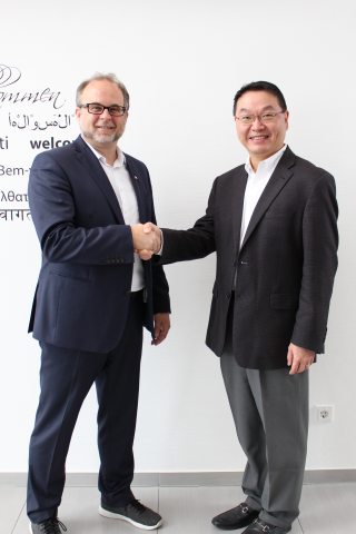 Jack Lee, Präsident von Red Lion Controls (re.) und Siegfried Müller, CEO und Gründer von MB connect line besiegeln die Übernahme (Bild: Red Lion).