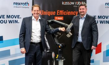 Dr. Marc Wucherer (li.), Mitglied des Vorstands von Bosch Rexroth, und Kristian Kassow, Geschäftsführer und Miteigentümer von Kassow Robots, unterzeichneten die geplante Transaktion (Bild: Bosch Rexroth).