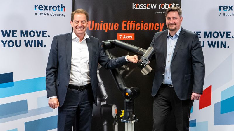 Dr. Marc Wucherer (li.), Mitglied des Vorstands von Bosch Rexroth, und Kristian Kassow, Geschäftsführer und Miteigentümer von Kassow Robots, unterzeichneten die geplante Transaktion (Bild: Bosch Rexroth).