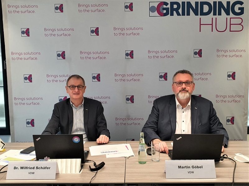 VDW-Geschäftsführer Dr. Wilfried Schäfer und Martin Göbel, Leiter Messen im VDW, anlässlich der Pressekonferenz zur »GrindingHub« für die Schweiz (Bild: VDW).