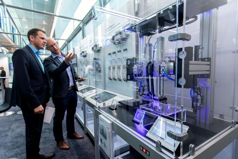 Auf der »AMB« informieren zahlreiche Aussteller über ihre Automationslösungen für die Metall verarbeitende Industrie und den Maschinenbau (Bild: Landesmesse Stuttgart).