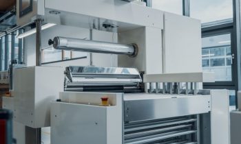 Mit seinen hochpräzisen Folienabziehmaschinen hat das Salzburger Unternehmen Advanced Engineering Industrie Automation den PCB-Weltmarkt erobert (Bild: Pilz).