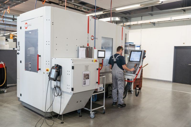 Das kompakte CNC-Bearbeitungszentrum mit Robotersystem bietet hohe Produktivität auf kleinem Raum (Bild: Hermle).