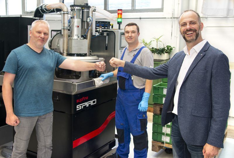 V. l. n. r.: Lutz Olbertz mit einem Kollegen (beide WMF) und Achim Fehrenbacher (Supfina) vor der kompakten »Spiro F5« (Bild: Supfina).