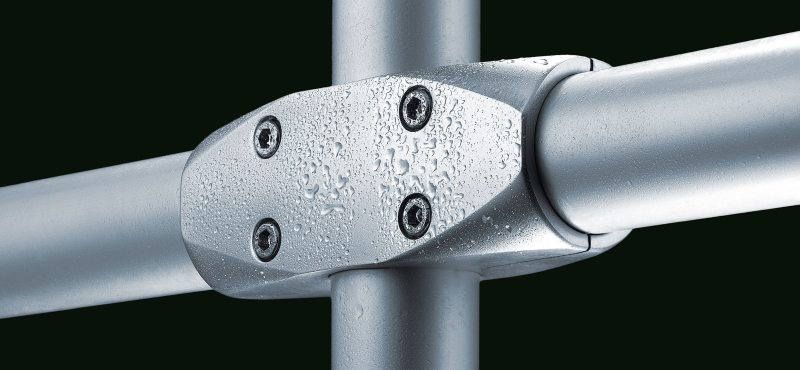Dank Eloxalschicht sind die Aluminium-Rohrverbinder eine Lösung für die Realisierung seewasserfester Geländeranlagen (Bild: Brinck).