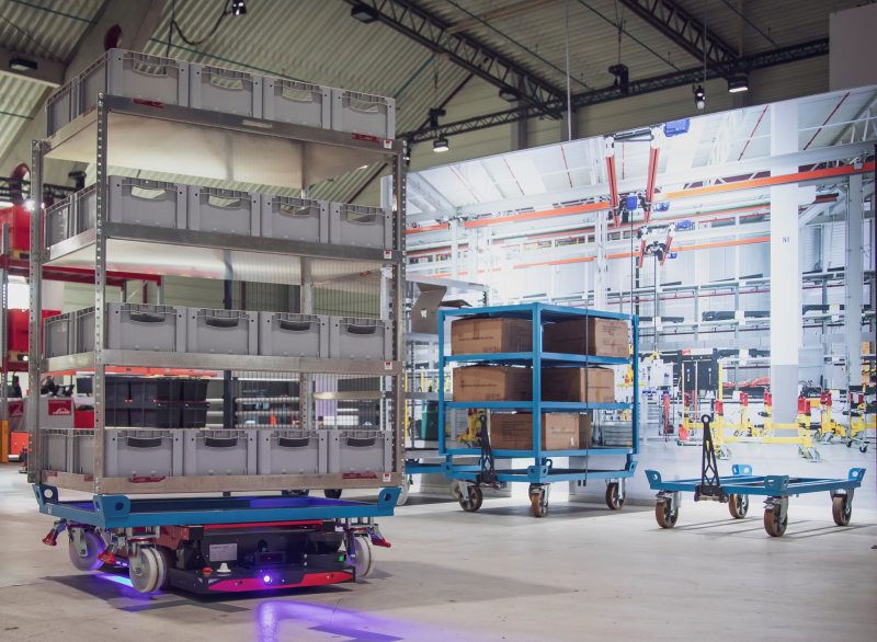 Der autonome mobile Transportroboter bewegt Trolleys und Paletten effizient im Lager (Bild: Linde Material Handling).