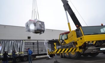 Anlieferung der neuen, ca. 6 t schweren Doppelspindel-Fräsmaschine (Bild: Deloro Wear Solutions).