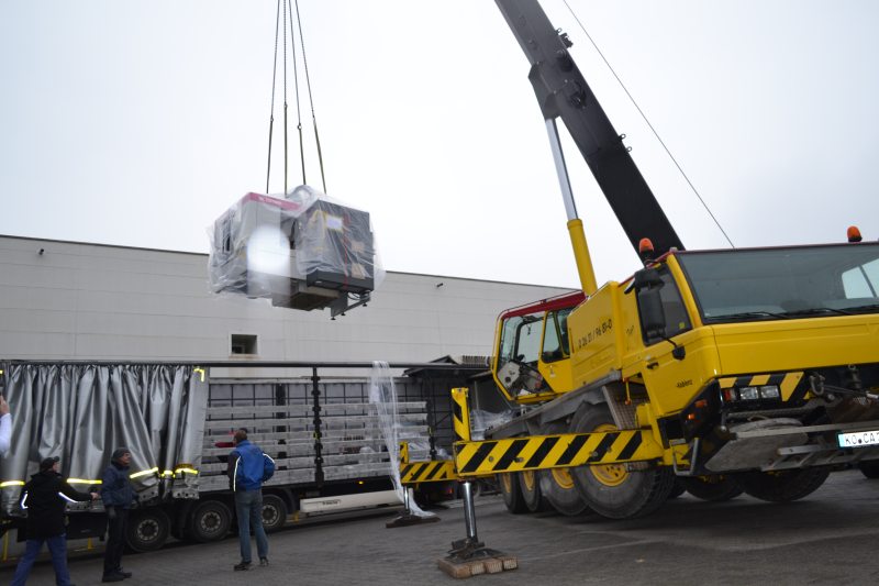Anlieferung der neuen, ca. 6 t schweren Doppelspindel-Fräsmaschine (Bild: Deloro Wear Solutions).