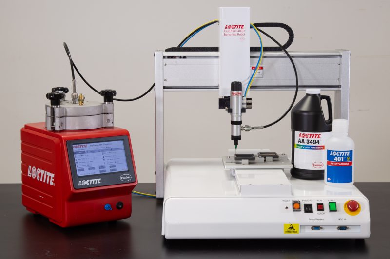 Die Prozesslösungen für Kleb- und Dichtstoffe umfassen auch Equipment wie diesen Dosierroboter (Bild: Henkel).