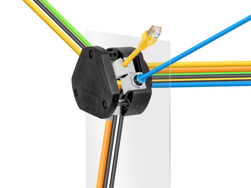 Das teilbare Verteilergehäuse ermöglicht eine 360°-Kabeleinführung bzw. -Kabelverteilung (Bild: icotek).