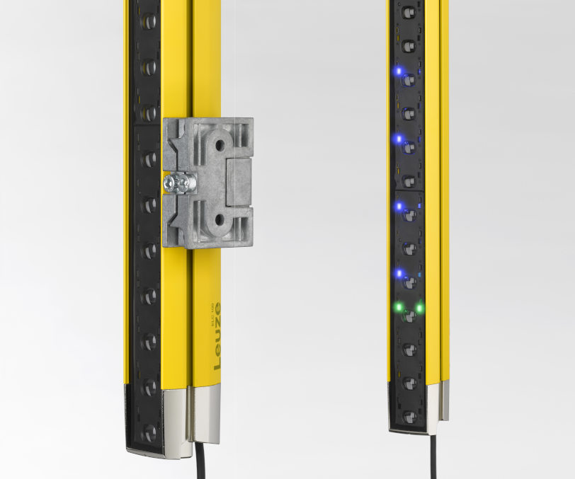 Die Sicherheits-Lichtvorhänge können durch die Halter mit Schwenkfunktion schnell installiert werden, die Multi-Level-Ausrichtanzeige ist einfach ablesbar (Bild: Leuze).