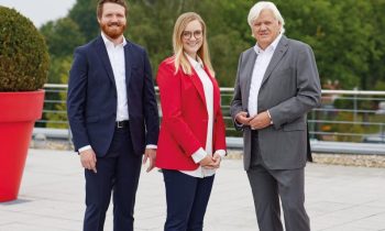 Das Familienunternehmen Beckhoff Automation plant ein neues Zentrallager in Rheda-Wiedenbrück. Gemeinsam kümmern sich Hans Beckhoff (re.) sowie Frederike (M.) und Johannes Beckhoff (li.) um den Ausbau des Unternehmens (Bild: Beckhoff).
