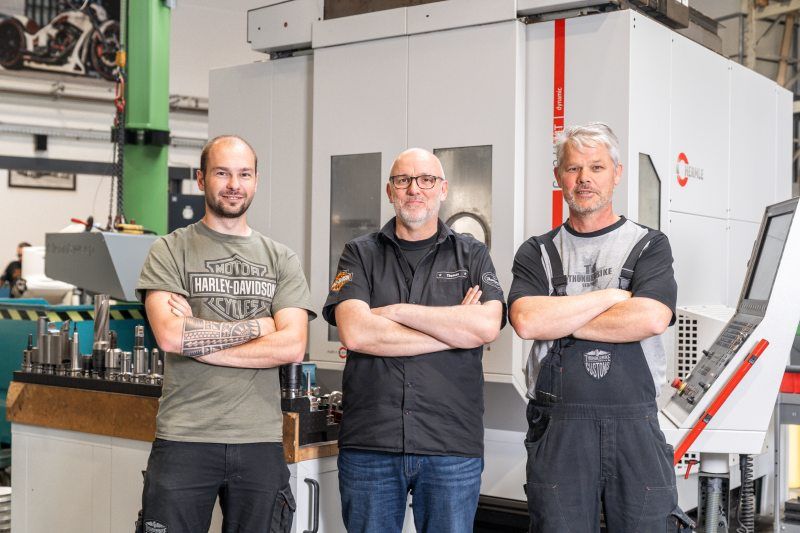 Von links: Maschinenbediener Julian Otten, Produktionsleiter Thomas Zarmann und Maschinenbediener Herbert Niehues (Bild: Hermle).