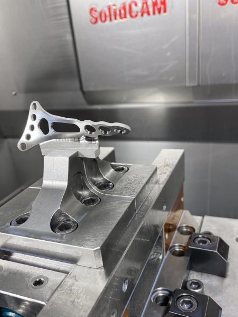 Durchgängige Lösung: Mit SolidCAM programmierte CNC-Nachbearbeitung eines 3D-gedruckten Knochenplattenrohlings (Bild: SolidCAM).