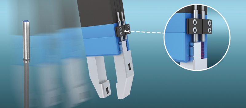 Die Miniatursensoren werden direkt über den Oberseiten der Greiferfinger montiert, erfassen sicher die Position der Backen und vermeiden so Ausschusskosten (Bild: Contrinex).