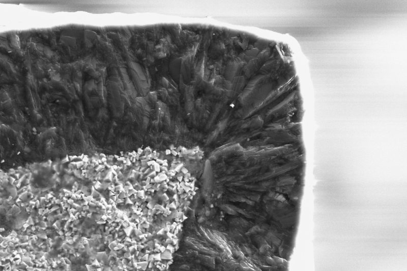 REM-Aufnahme der Bruchkante eines diamantbeschichteten Vollhartmetallwerkzeugs, 3000-fache Vergrößerung (Bild: Mapal).