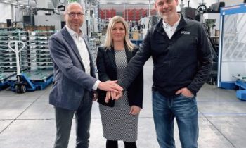 Die CTX-Geschäftsführer Wilfried Schmitz (li.) und Jens Mirau (re.) freuen sich mit Benedetta Fiorani, Geschäftsführerin von Pada Engineering, auf die engere Zusammenarbeit (Bild: CTX).