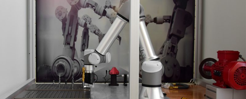 Mit der Roboterzelle können Schneidkanten von Werkzeugen gezielt und reproduzierbar optimiert werden (Bild: GDS).