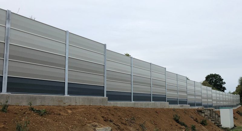 Schallschutzwand in Dudelange mit horizontal überlappenden Aluminiumelementen (Bild: Schäfer Lochblech).
