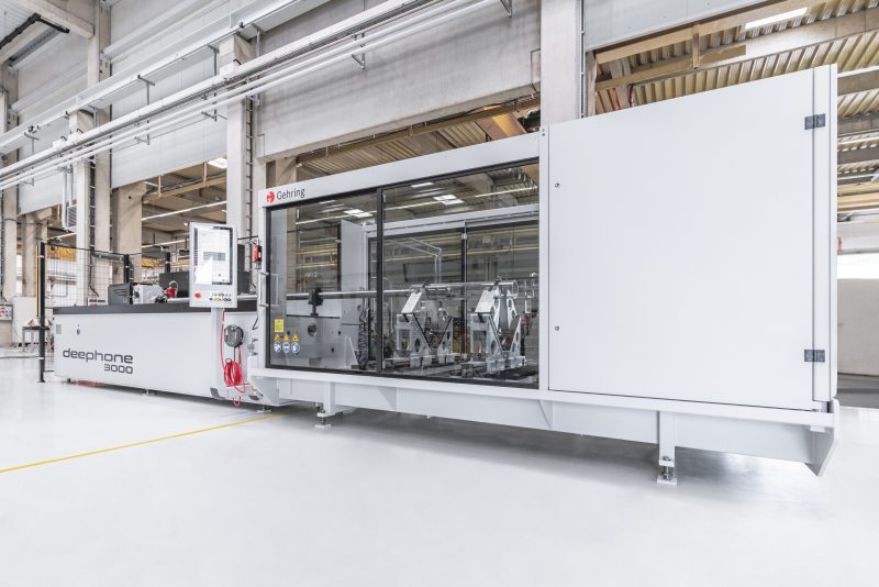 Die Honmaschine »deephone 3000« ist für das präzise Rohrhonen großer Werkstücke konzipiert (Bild: Gehrint).
