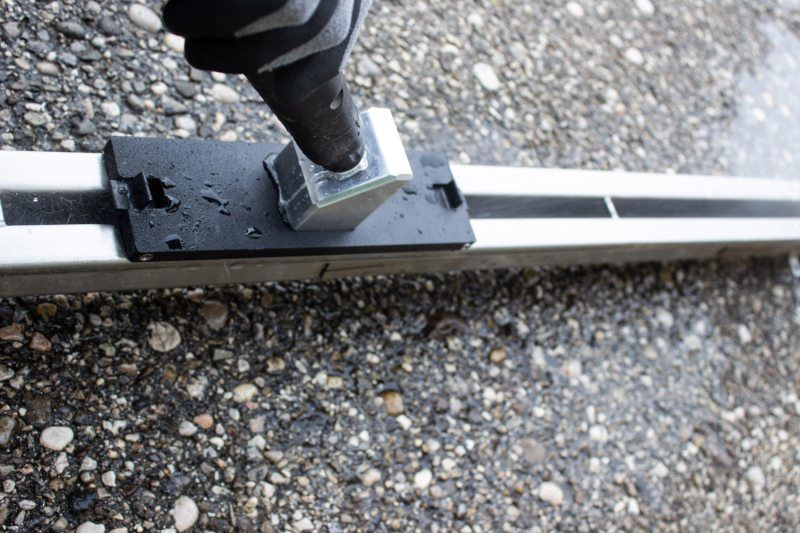 Für eine komfortable Reinigung sind spezielle Reinigungsdüsen verfügbar. Die Düse wird an die Lanze des Hochdruckreinigers angeschlossen und reinigt mit einem V-Strahl die Rinnenlängsseiten (Bild: Aschl).