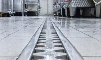 Für die Lebensmittelindustrie sollten Entwässerungsrinnen und Bodenabläufe totraumfrei und mit Rinnengefälle konstruiert sein. Je nach Betrieb sind Vorschriften zur Edelstahl-Werkstoffgüte oder Belastungsklasse zu beachten (Bild: Aschl).