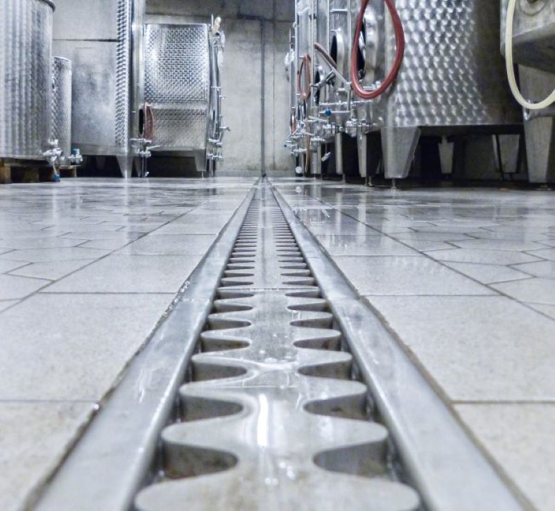 Für die Lebensmittelindustrie sollten Entwässerungsrinnen und Bodenabläufe totraumfrei und mit Rinnengefälle konstruiert sein. Je nach Betrieb sind Vorschriften zur Edelstahl-Werkstoffgüte oder Belastungsklasse zu beachten (Bild: Aschl).