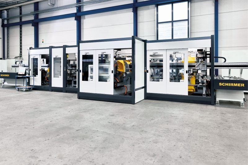 Bei dieser 14 Meter langen Schirmer-Maschine für die vollautomatische Bearbeitung von PVC-Fensterprofilen wurden mit dem »MX-System« erstmals alle bislang erforderlichen Schaltschränke ersetzt. Die Maschine konnte dadurch nicht nur kompakter konstruiert werden, auch die Effizienz der Arbeitsabläufe wurde erhöht (Bild: Beckhoff).