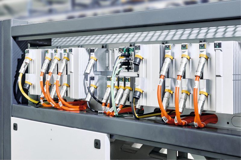 Zweireihige Baseplate der steckbaren Systemlösung für die schaltschranklose Automatisierung: Die offene Montage an den Grundgestellen vereinfacht die Verkabelung der Maschine und erleichtert die Diagnose (Bild: Beckhoff).