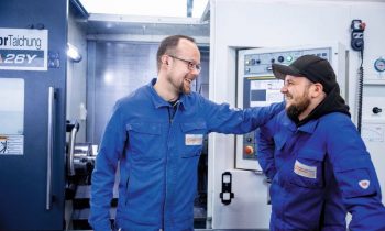 Die Mitarbeitenden der Hydraulikpoint DAM GmbH können sich ganz auf ihre Aufgaben konzentrieren – alles zum Thema Berufskleidung regelt für sie unkompliziert und flexibel der Mietservice (Bild: DBL).