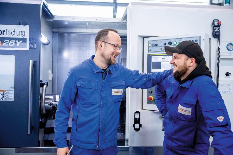 Die Mitarbeitenden der Hydraulikpoint DAM GmbH können sich ganz auf ihre Aufgaben konzentrieren – alles zum Thema Berufskleidung regelt für sie unkompliziert und flexibel der Mietservice (Bild: DBL).