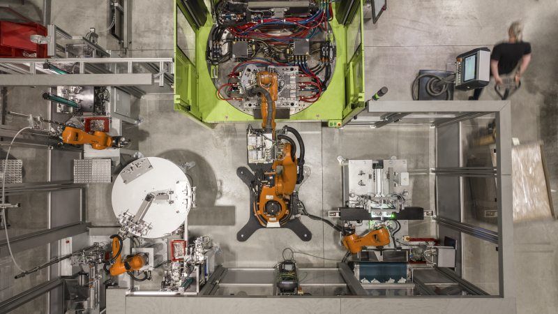 Die Fertigung der mit Kontakten und einer Achse bestückten Gehäuseteile ist automatisiert (Bild: Hermle).