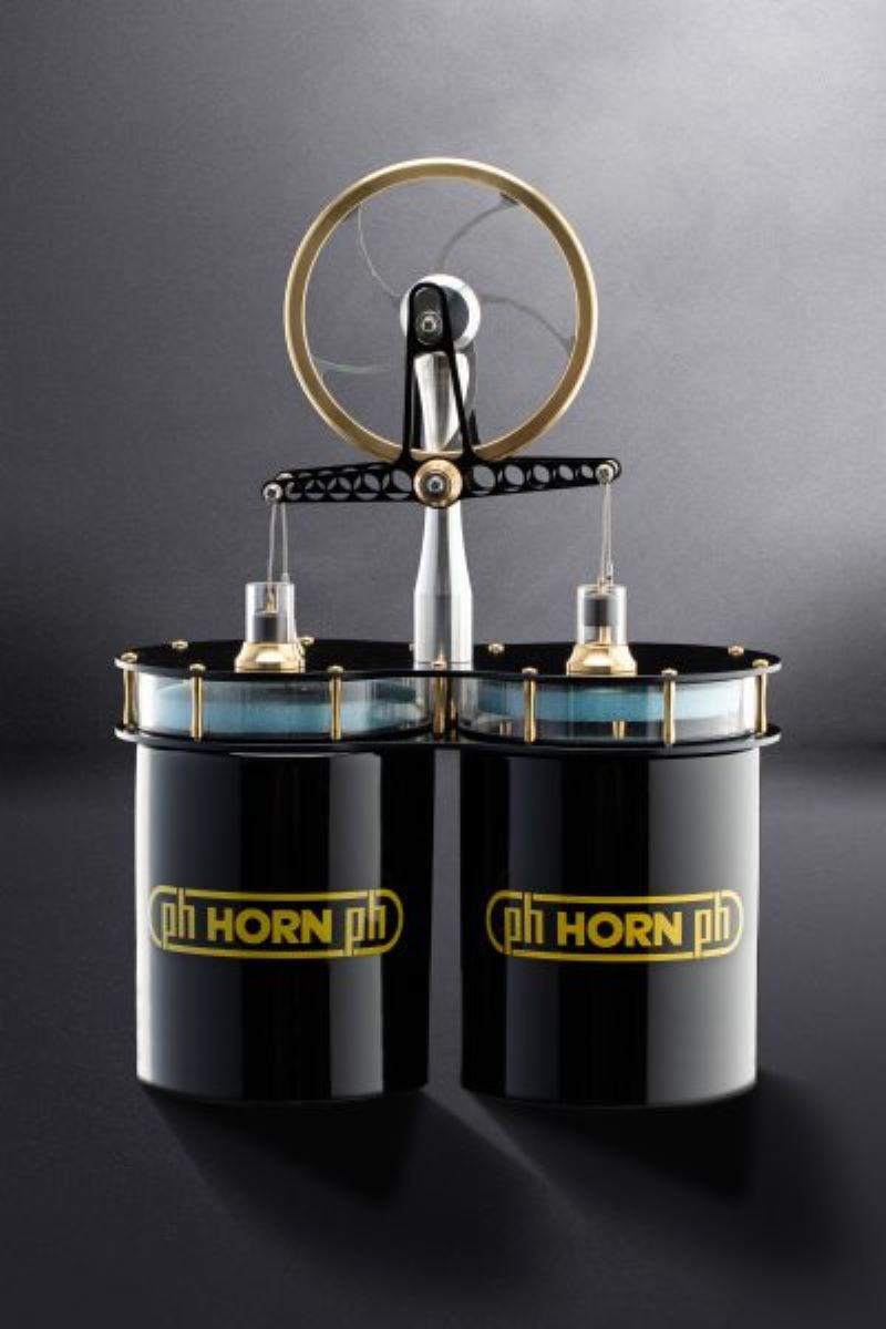 Der Kaffee-Stirling-Motor lässt sich direkt auf die Tasse stellen und beginnt kurz danach zu laufen (Bild: Horn/Sauermann).