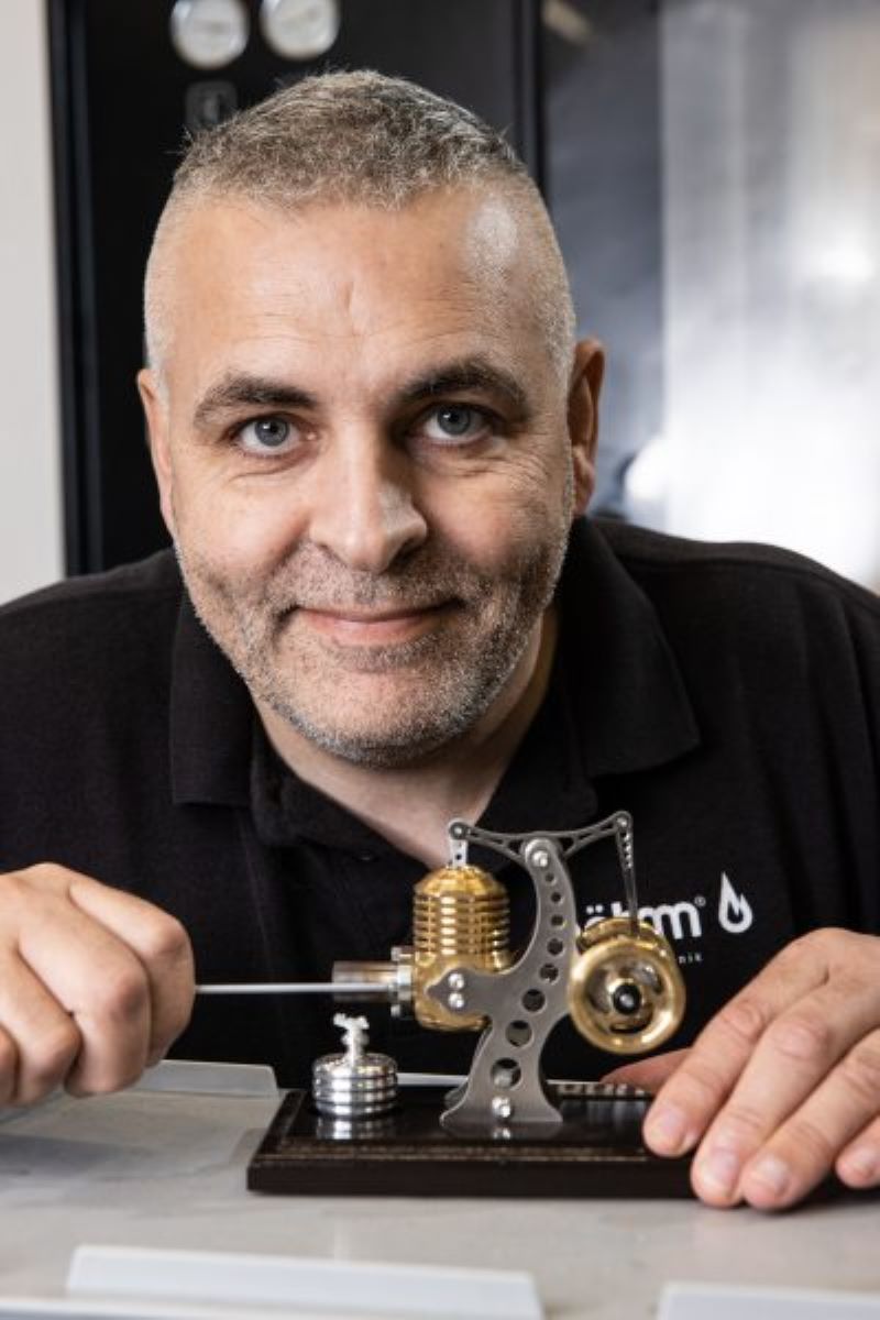 Mit viel Begeisterung und Leidenschaft für filigrane Feinmechanik baut Hermann Böhm seine Stirling-Modelle (Bild: Horn/Sauermann).