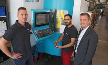 V. l.: Fertigungsbereichsleiter Eric Köhler und Facharbeiter Fatih Ates, Vorfertigung Vakuumschaltröhren bei Siemens, freuen sich mit Index-Gebietsverkaufsleiter Eric Leinung über die gelungenen Arbeitsergebnisse des automatisierten Dreh-Fräszentrums (Bild: Index).