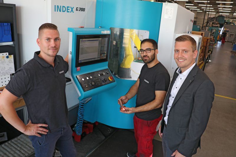 V. l.: Fertigungsbereichsleiter Eric Köhler und Facharbeiter Fatih Ates, Vorfertigung Vakuumschaltröhren bei Siemens, freuen sich mit Index-Gebietsverkaufsleiter Eric Leinung über die gelungenen Arbeitsergebnisse des automatisierten Dreh-Fräszentrums (Bild: Index).