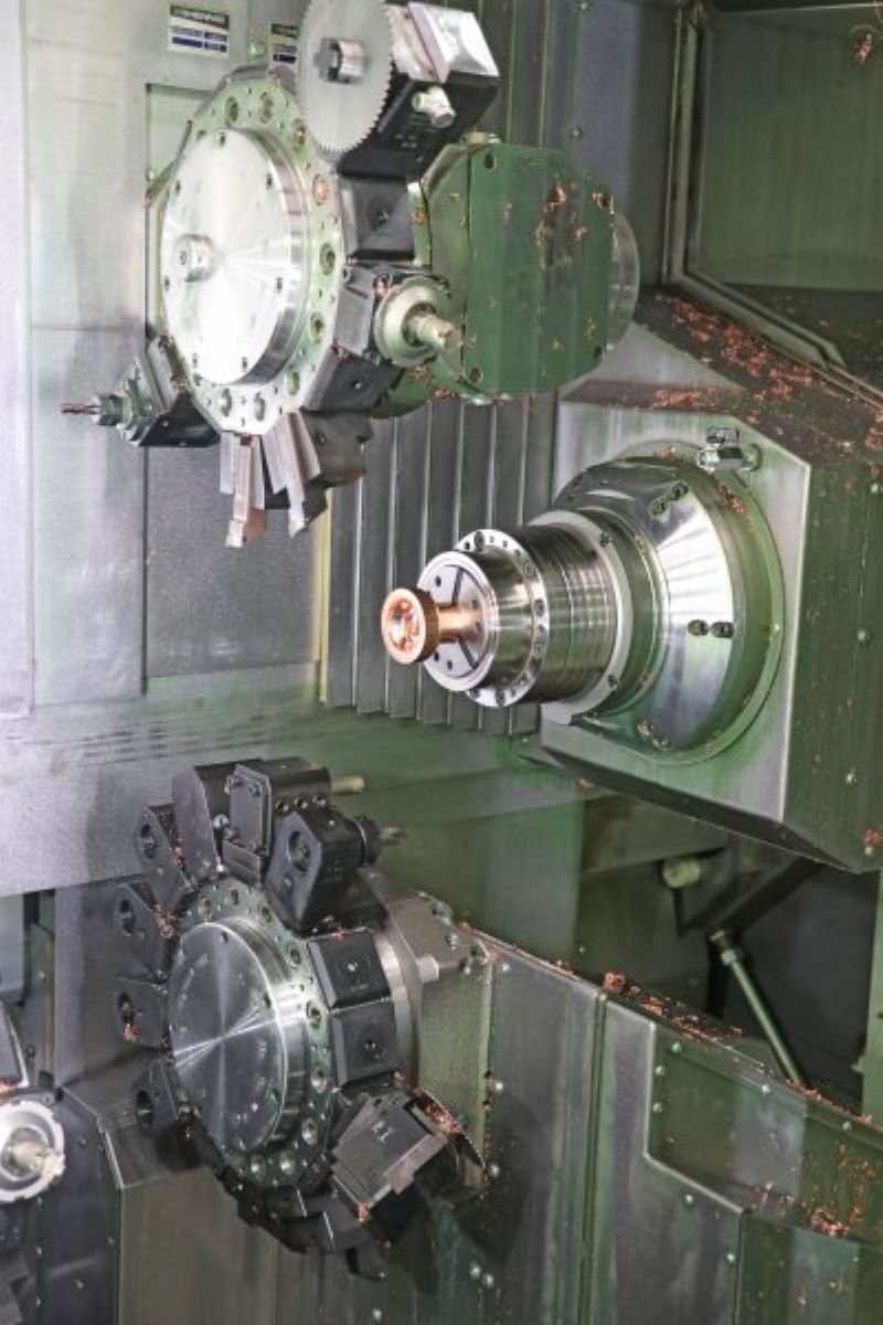 Drei Revolver mit jeweils 14 Werkzeugplätzen plus eine Frässpindel gewährleisten eine wirtschaftliche Komplettbearbeitung (Bild: Index).