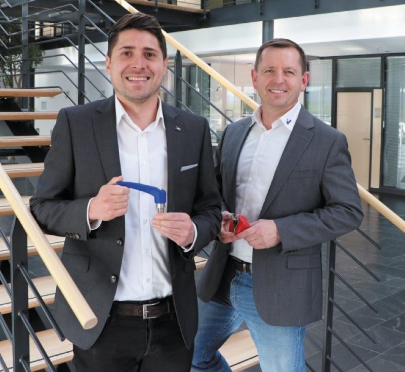 Produktmanager Samuel Rasch (li.) und Entwicklungsleiter Kai-Patrick Dahlhaus erläutern das Bedienteilesortiment (Bild: Kipp).