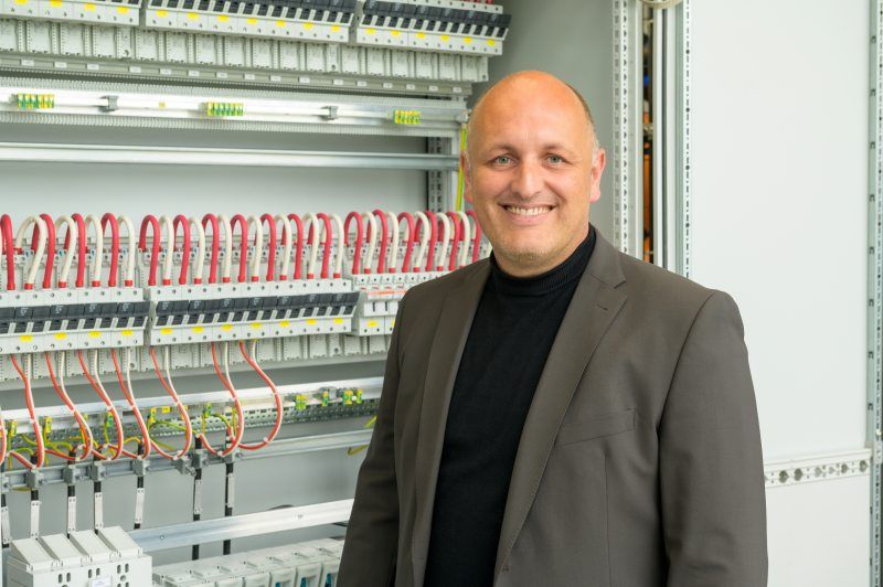 Alois Heimler, Business Development Manager Automotive & Strategic Marketing LA EMEA, hat den Aufbau der Serienfertigung und der Testanlage unterstützt (Bild: Lapp/Daniel Schvarcz).