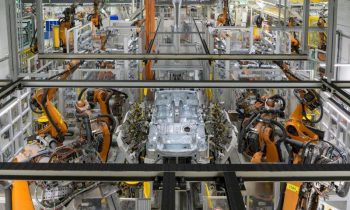 Für den Karosseriebau werden viele Roboterleistungen benötigt. Sie alle werden im Werk Dingolfing mit Gleichstrom angetrieben und sparen so eine Menge Energie (Bild: Lapp/Daniel Schvarcz).